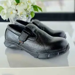 Sepatu safety khusus wanita yang ringan, ada besi pelindung jari yang aman dan nyaman